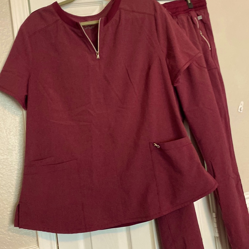 Scrub set maroon color XL top and bottom excellent condition